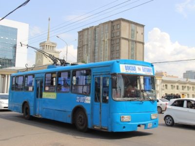 Ulaanbaatar_trolleybus_32-007,_a_1999_Norinco_Shenfeng,_in_2017 Medium